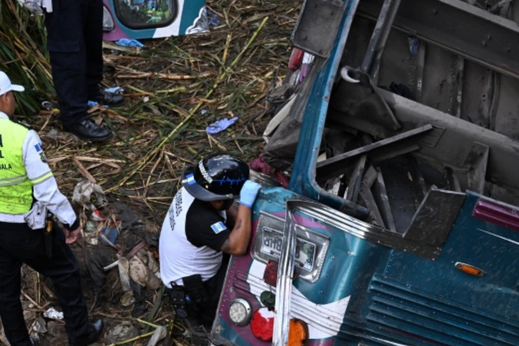 A bus carrying 75 people falls into a ravine in Guatemala: the death toll continues to rise