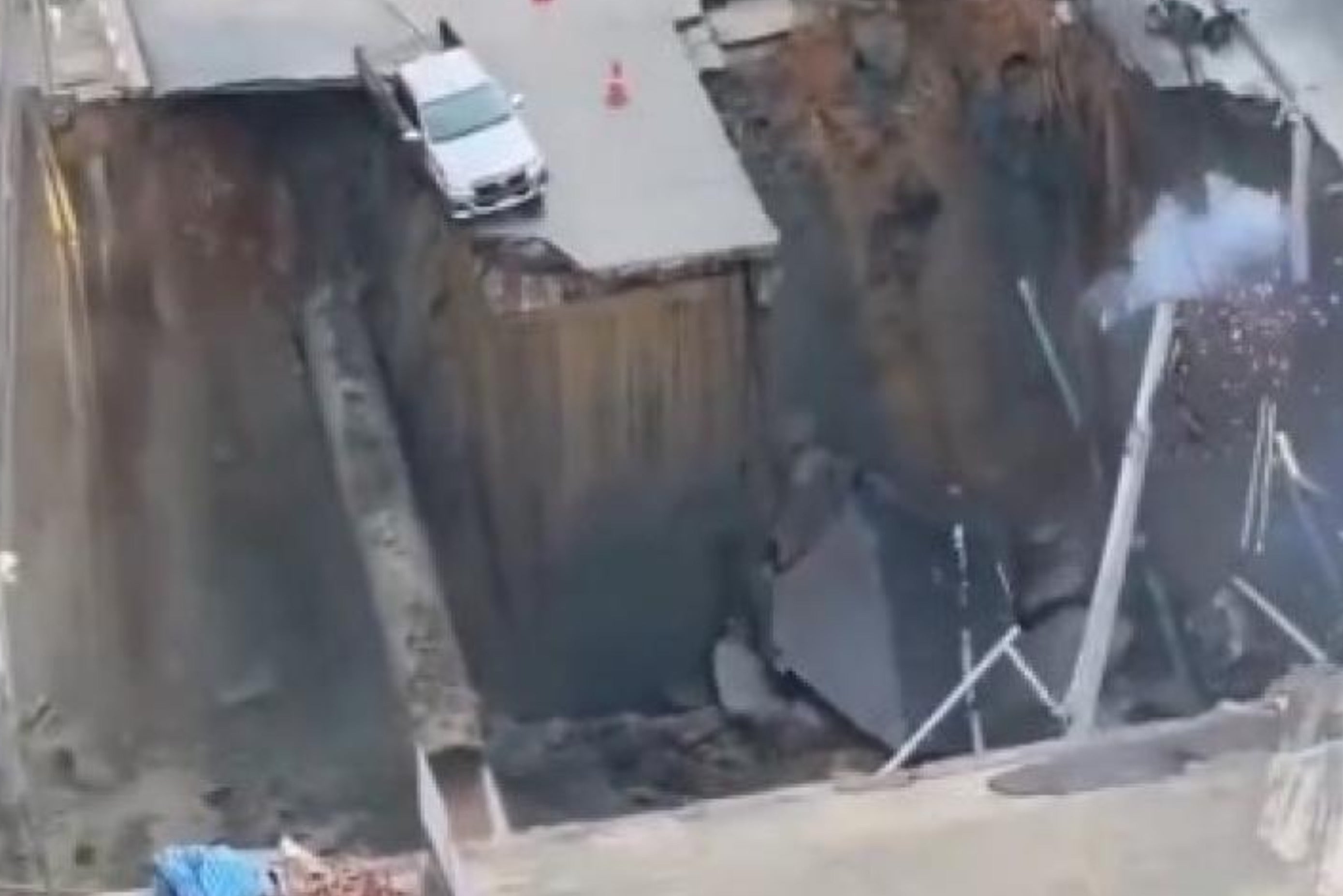 Super-impressive images of a road collapsing in Bangkok, residents forced to evacuate