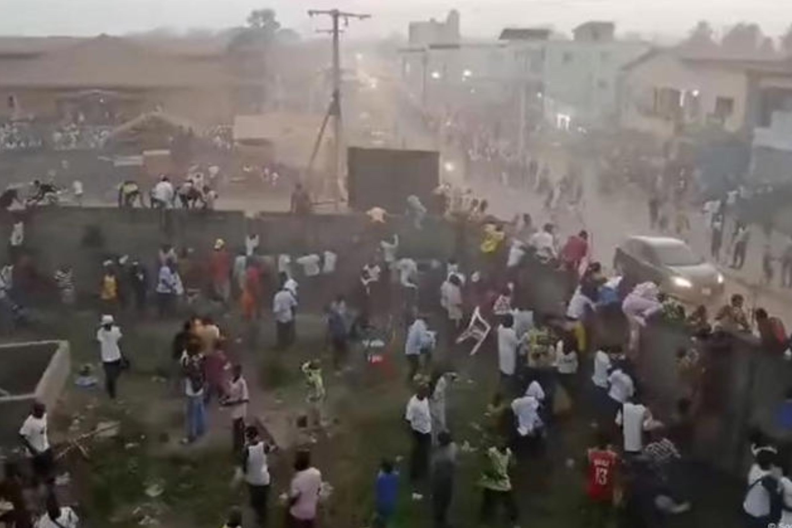 Clash between fans leaves at least 56 dead in Guinea: “Bodies lined up as far as the eye can see”.