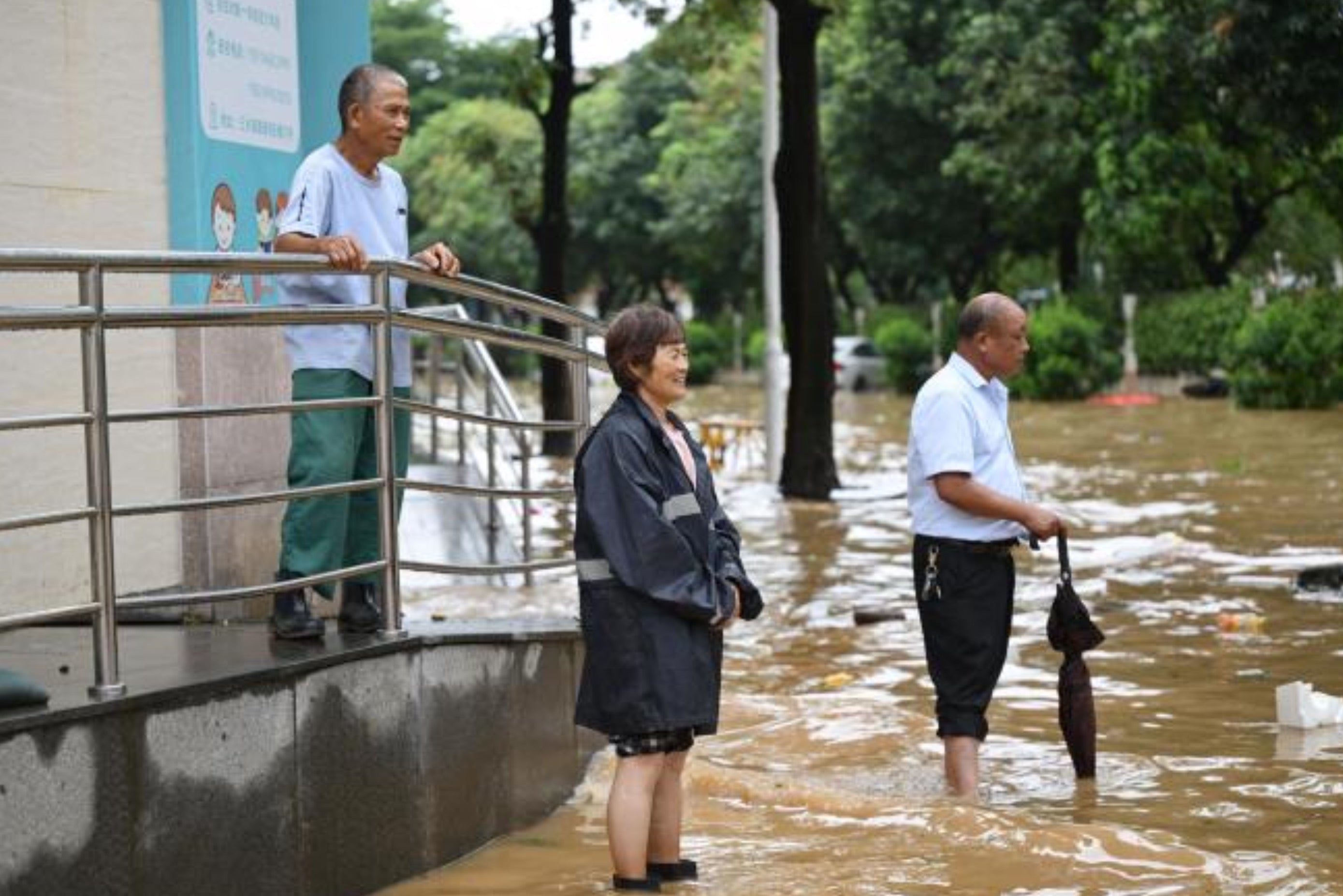 China: 3 dead and 300,000 people affected by flooding in central and southern China